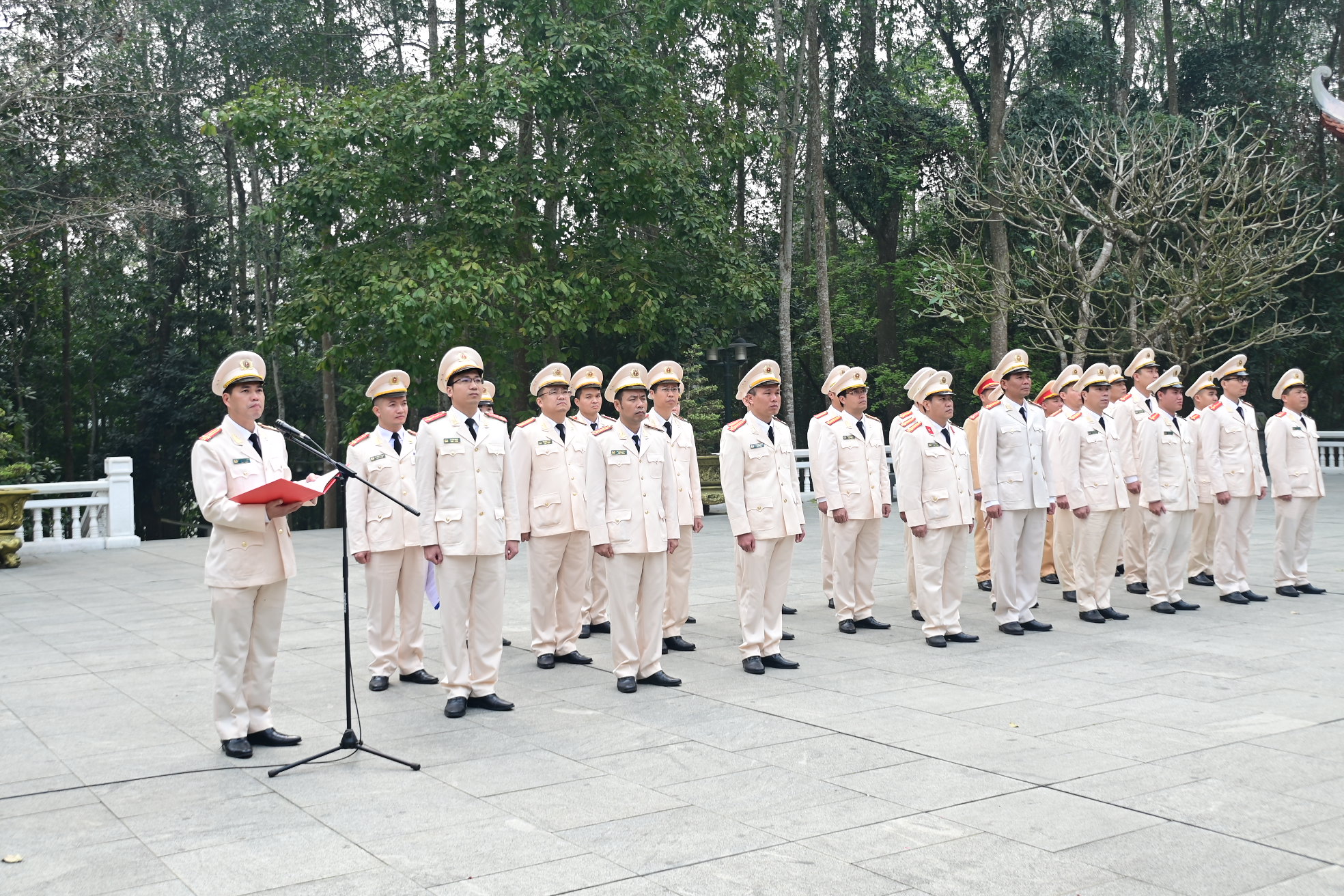 Khối Cảnh sát nhân dân CATP: Tổ chức dâng hương, báo công tại tại Khu di tích K9 – Đá Chông